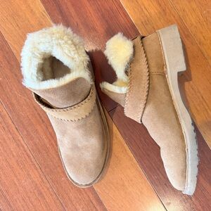 Cozy Tan Suede Boots with Fur Lining - Ugg size 7 McKay